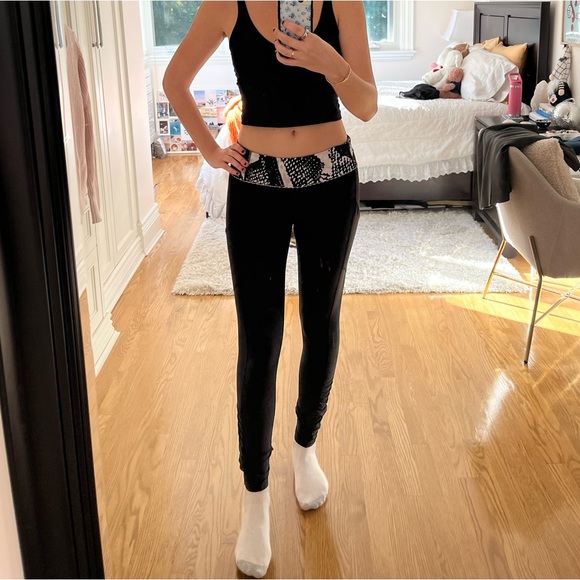 BLACK LULULEMON LEGGINGS - Picture 7 of 16